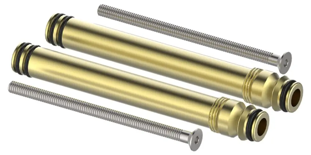 Zwei längliche, goldene Verlängerungsrohre mit schwarzen Dichtungsringen und zwei Schrauben. Hergestellt von Keuco für Anschlussanwendungen bei Einhebelmischern.